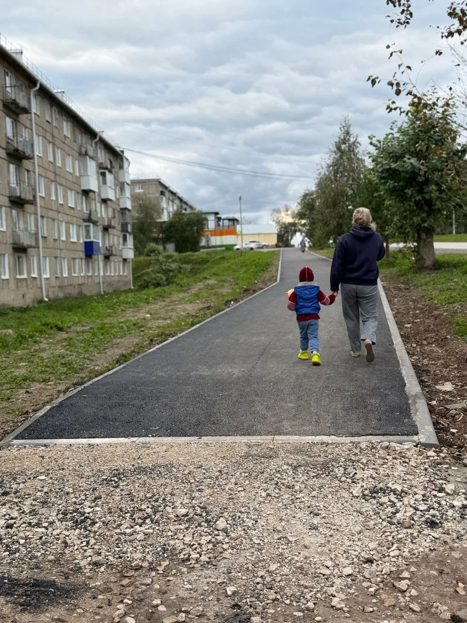 В Сарсе стало комфортнее: новые тротуары по региональному проекту «Комфортный край»