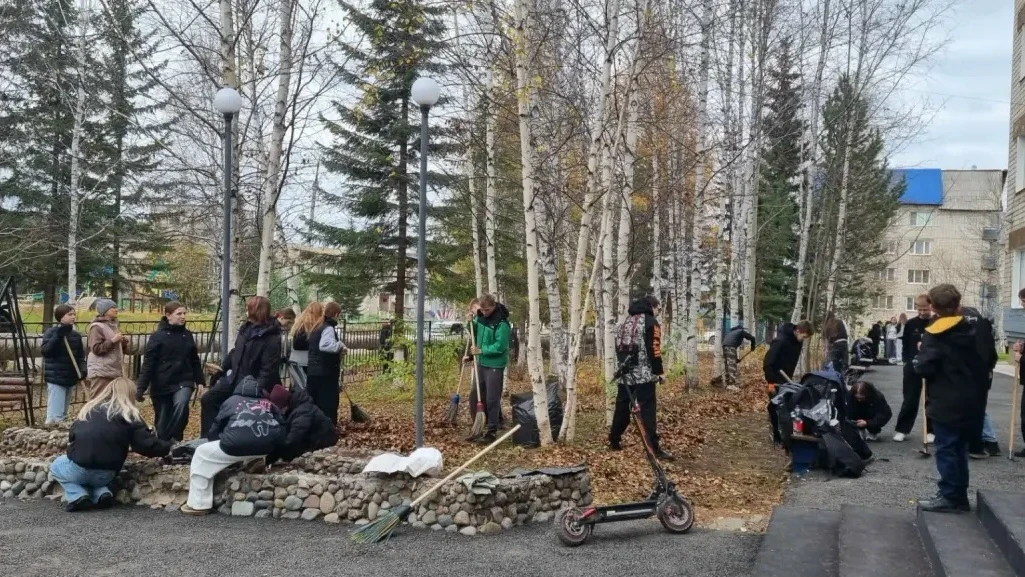 ✨🍁 Чистота, уют и командный дух: в нашей школе прошёл осенний субботник!