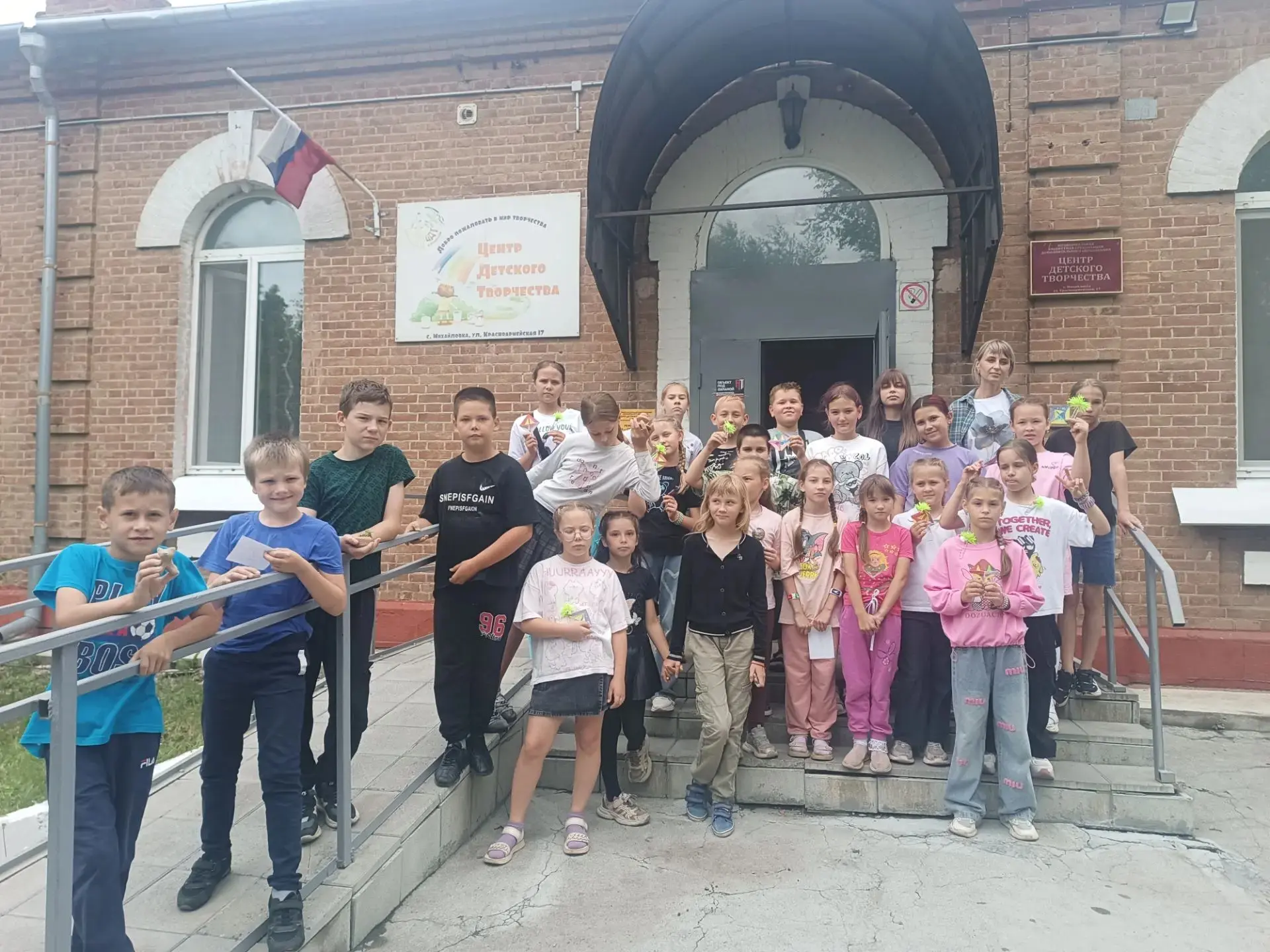 🚌 Сегодня ребята из пришкольного лагеря "Улыбка" отправились в гости в ЦДТ с. Михайловка.
🎭 Ребят 