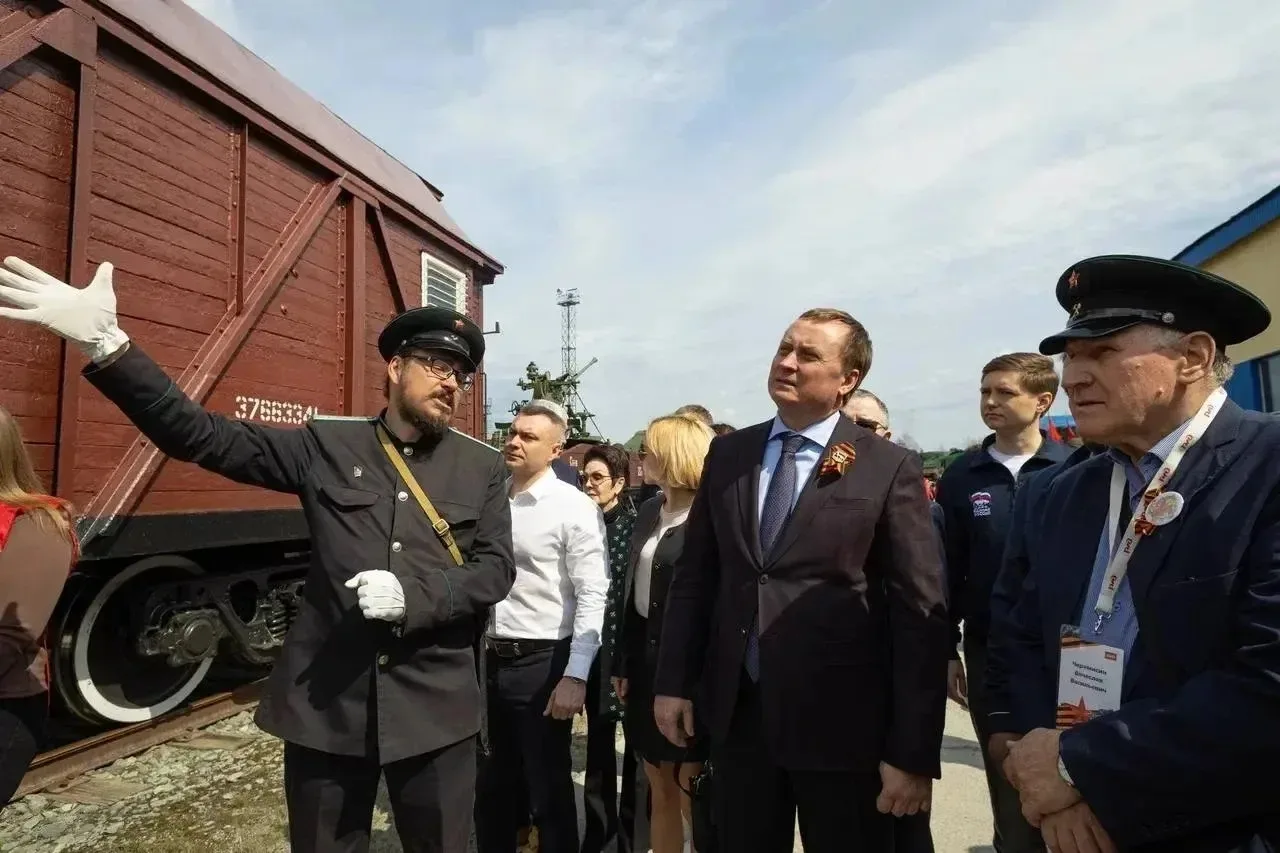 В Сургуте сделал остановку ретропоезд «Эшелон Победы».    Состав начал свой путь 1 мая. Всего в марш
