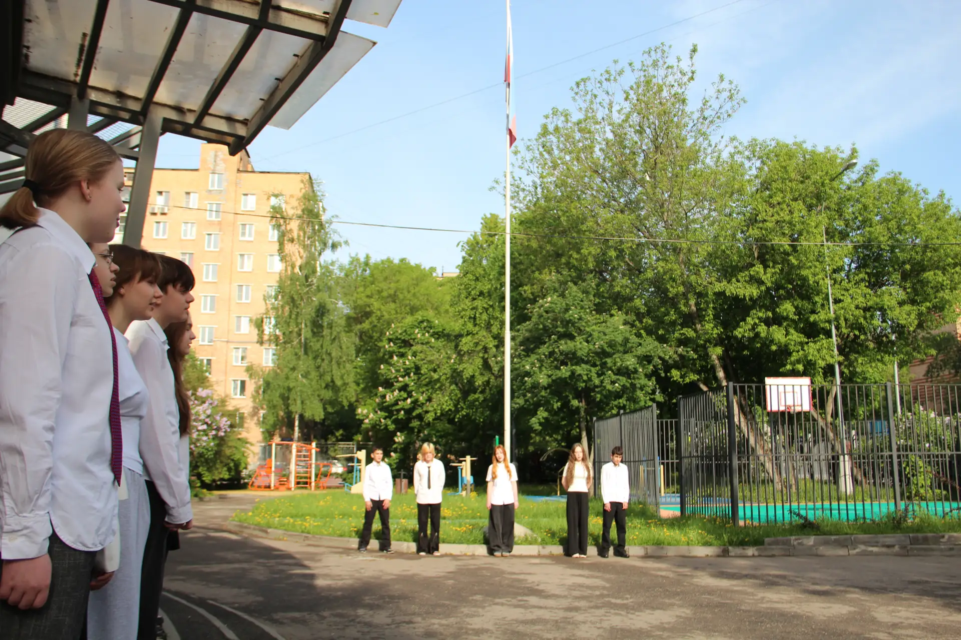 🇷🇺 18 мая, в начале новой учебной недели, церемонию поднятия флага и исполнения гимна Российской Фед