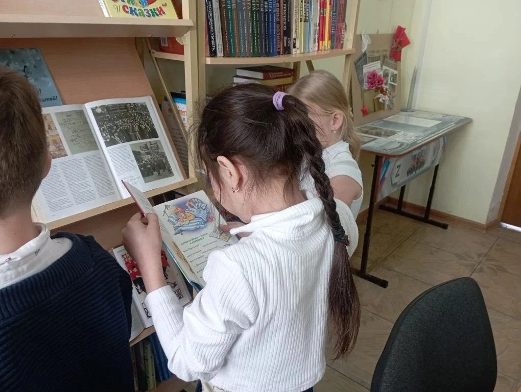 Весна, Труд и Книги: Встречаем Первомай с "Мир! Труд! Май! Бери книгу и читай!" Дорогие лицеисты и п