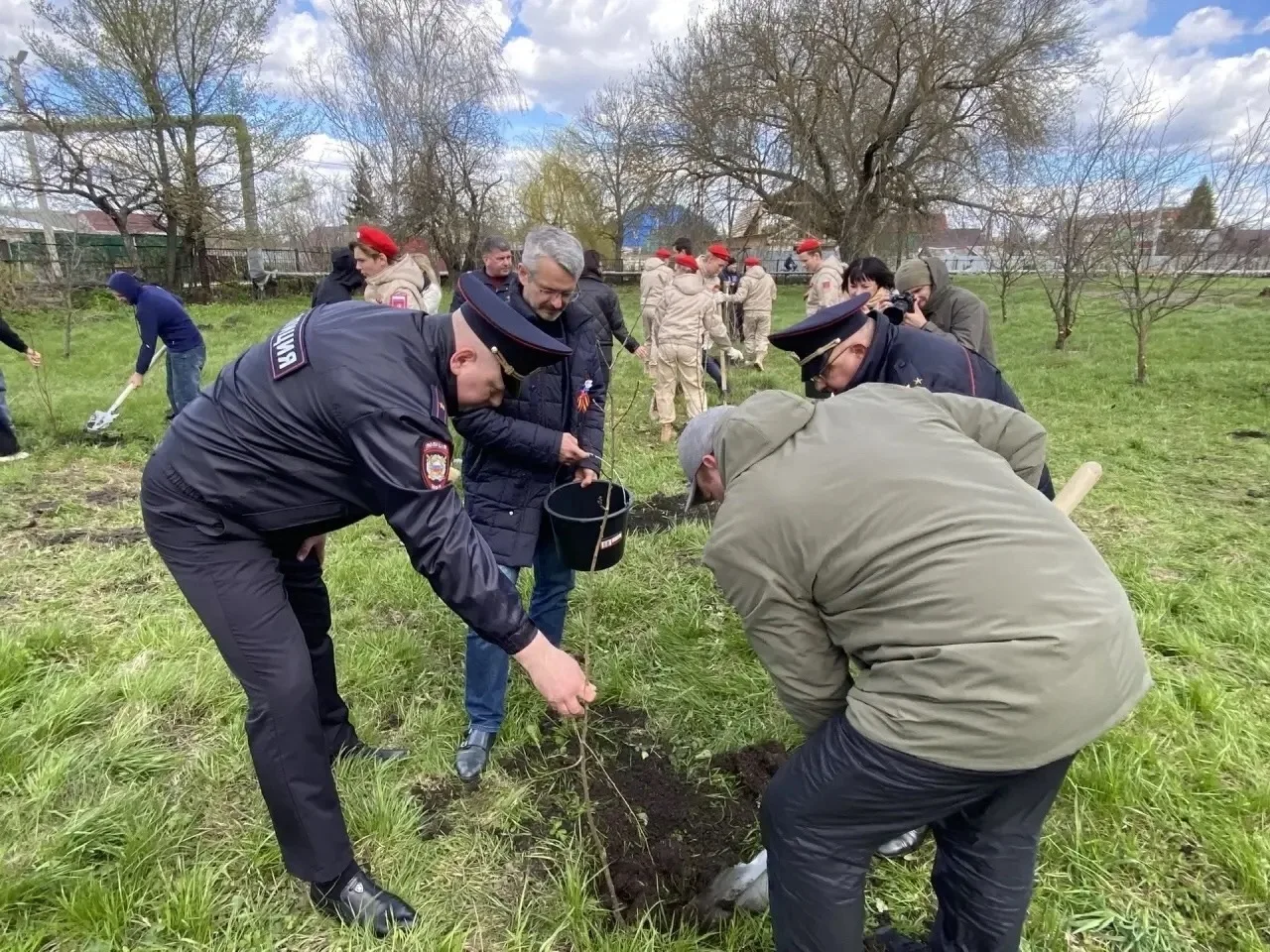 Юнармейцы МБОУ "Комсомольская  СОШ" приняли участие в посадке деревьев в честь годовщины победы в Ве