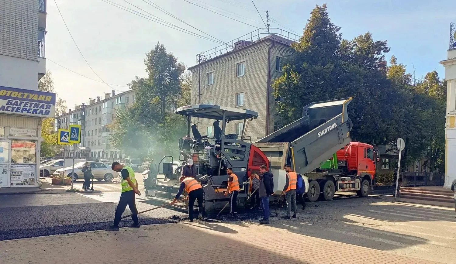 На улице Котовского в Фокинском районе завершается укладка верхнего слоя асфальта.