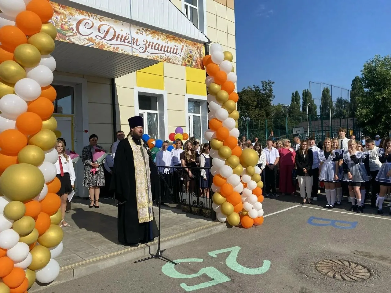 Этот день по-особенному волнителен. Он пахнет новыми учебниками, белыми бантами и свежи...