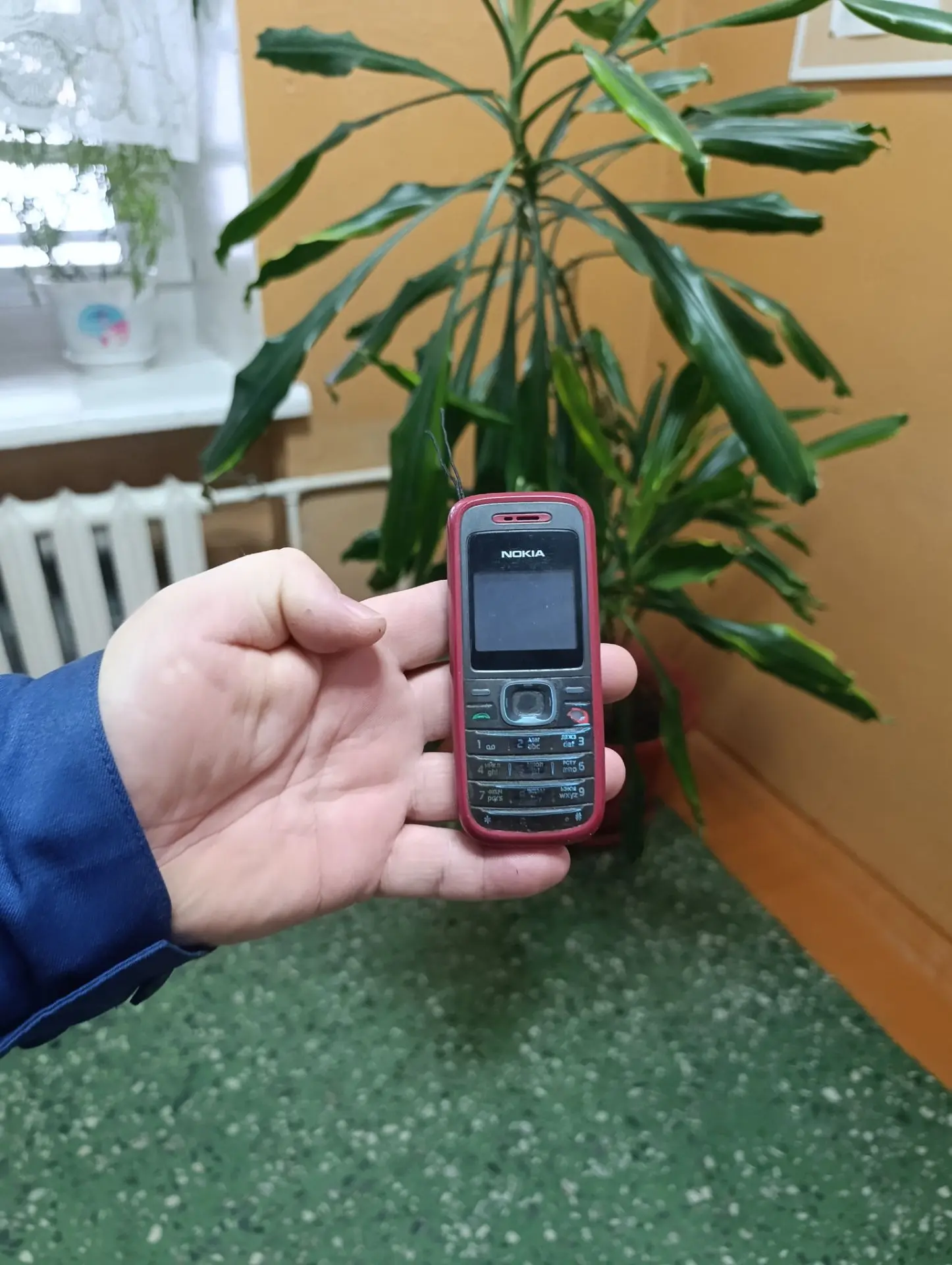 Найден телефон, находится в старшем корпусе у охранника