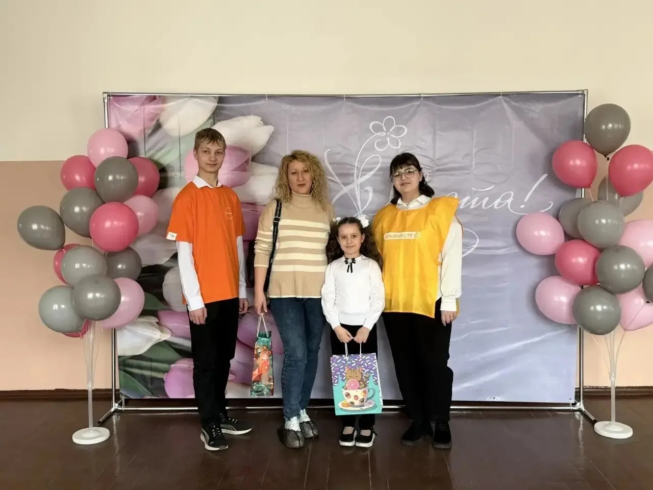 «Вам, любимые!»: В Новошахтинске поздравляют семьи наших героев 🌸 В эти предпраздничные дни наш горо