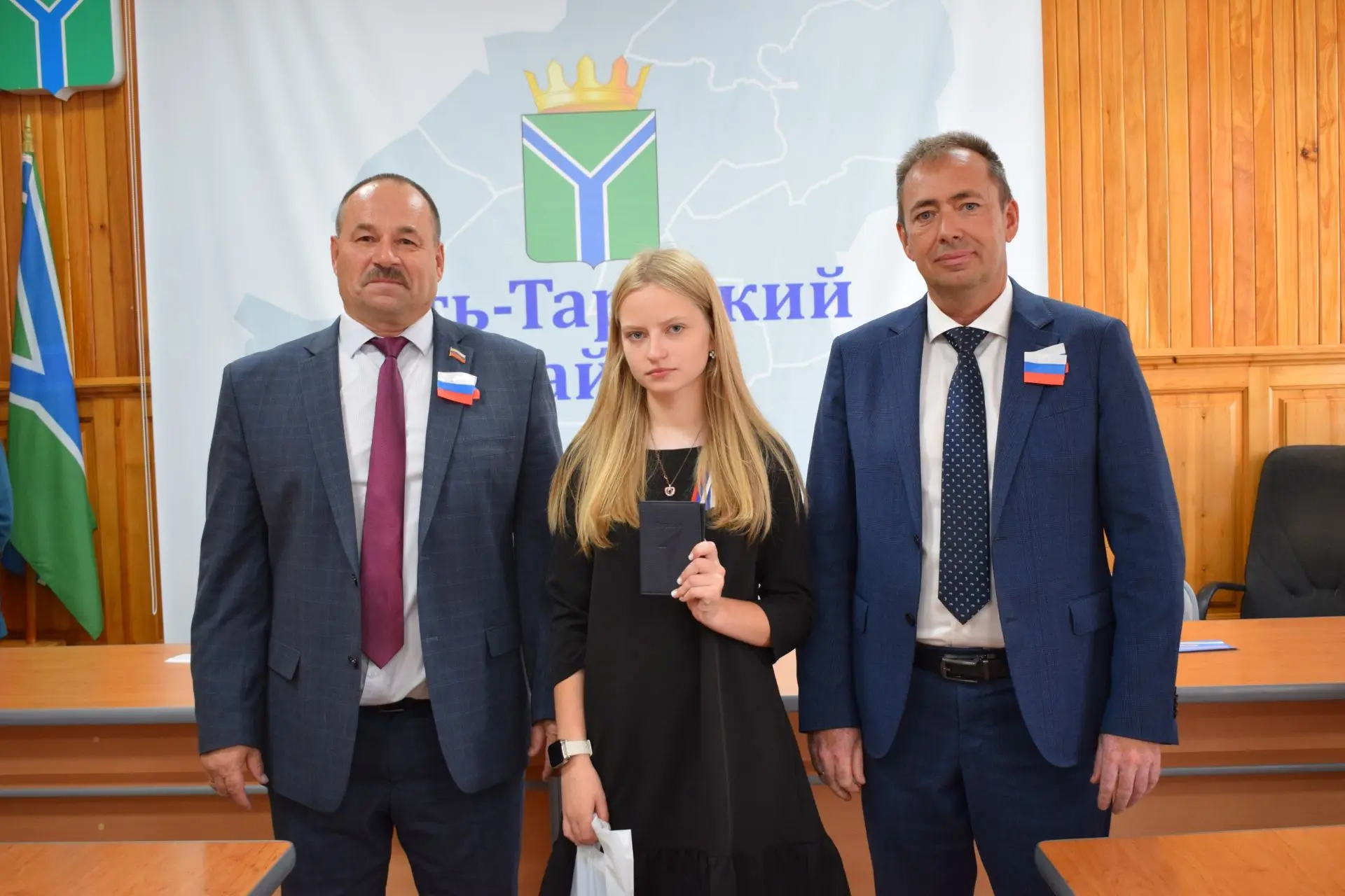 Глава и председатель Совета депутатов вручили паспорта Первым Усть-Таркского района!