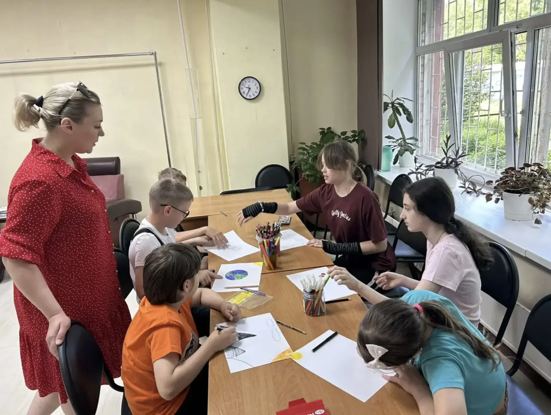 Сегодня детская площадка была наполнена творчеством, движением и развитием. Ребята с на...