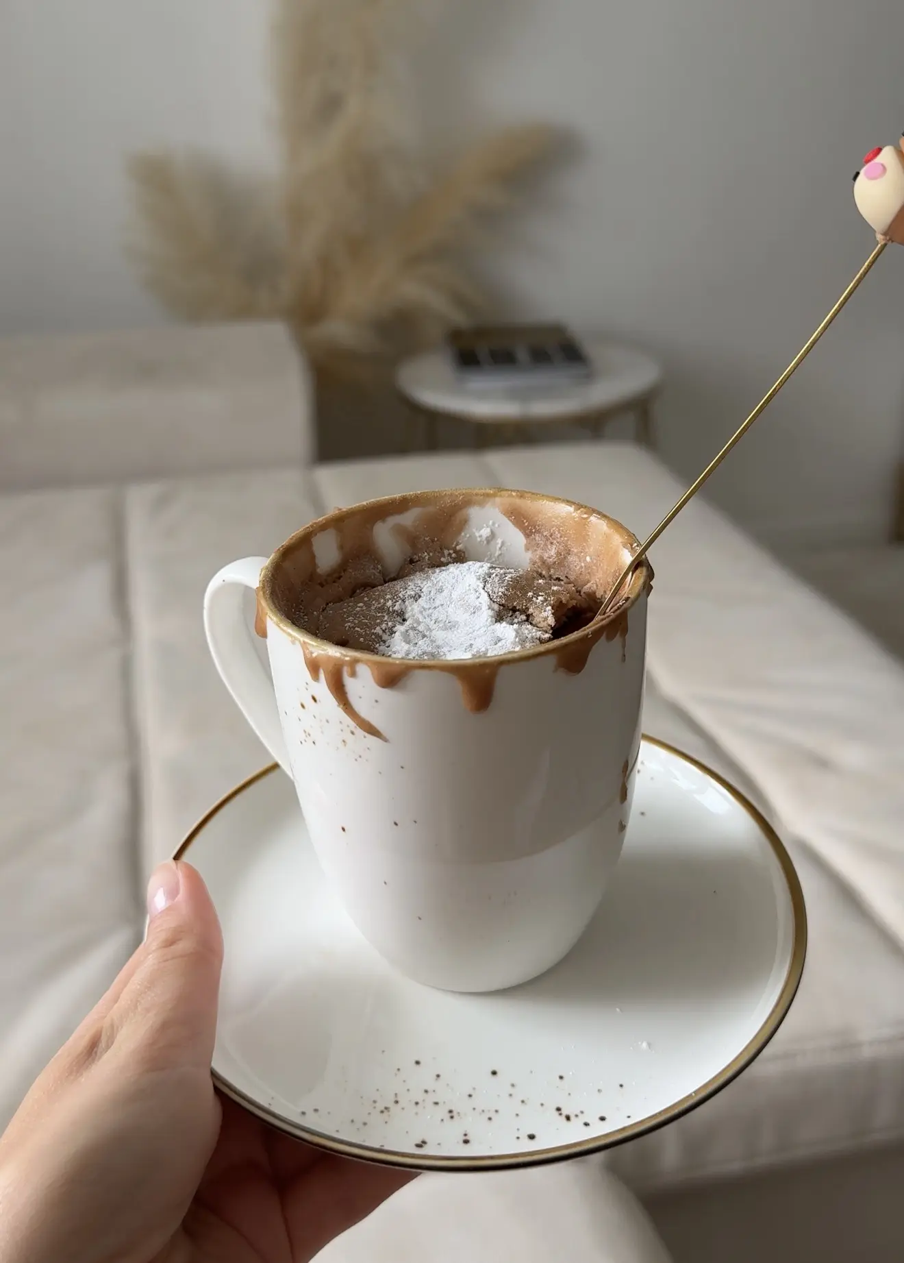 Девчонки, кто спрашивал про посуду, собирала все постепенно. Сначала тарелки, потом кружки. Все брен
