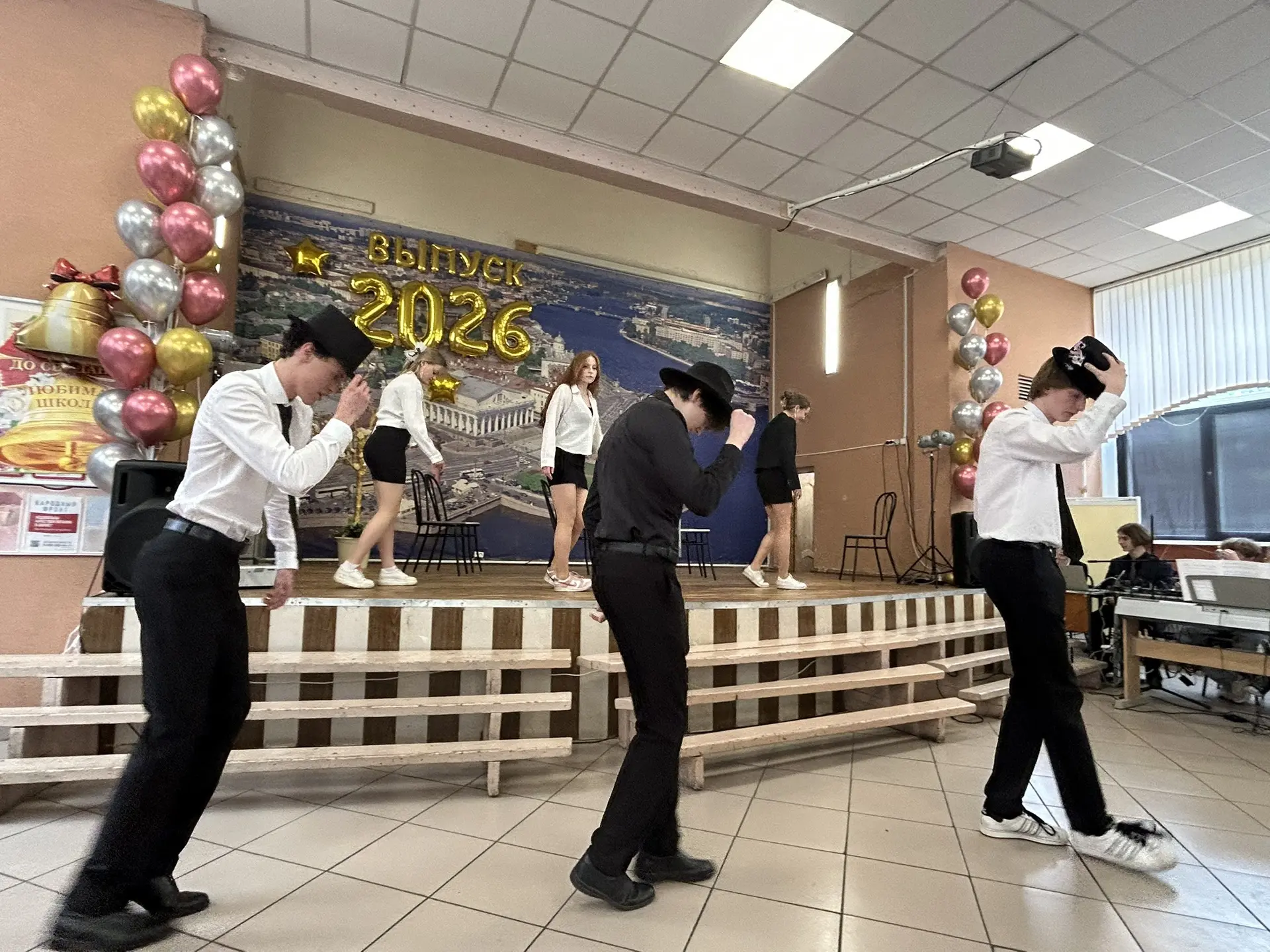 Последний звонок у 11-х классов: праздник воспоминаний и надежд.  🎉 Вчера в нашем лицее прошёл долго