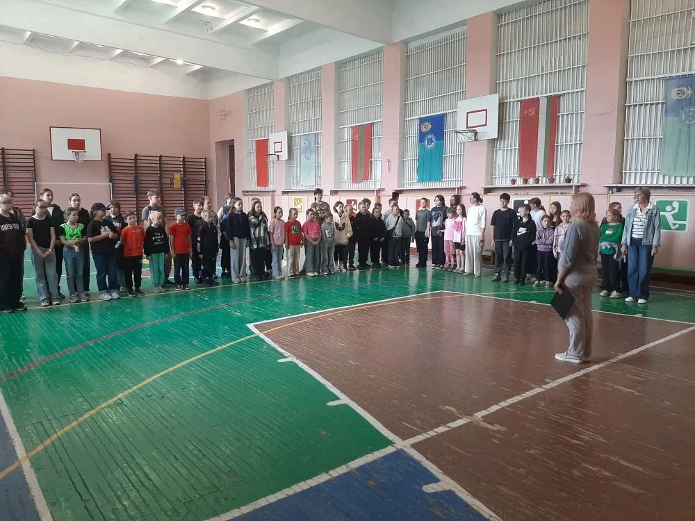 Сегодня, в преддверии Дня Памяти и Скорби, день в ДЛО «Солнышко» начался с минуты молчания. 

Ребята