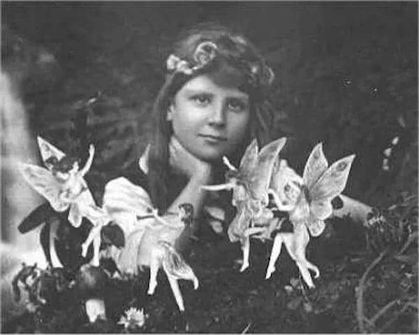 Самый первый фейк в мире.

В 1918 году Фрэнсис Грифитс решили прославиться и смогли заснять на фоток