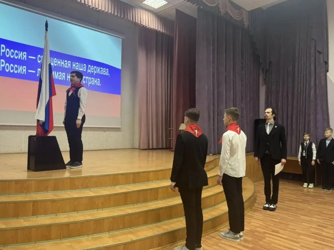 Доброе утро, друзья!  🇷🇺 Сегодняшний понедельник традиционно начался с торжественной церемонии подня
