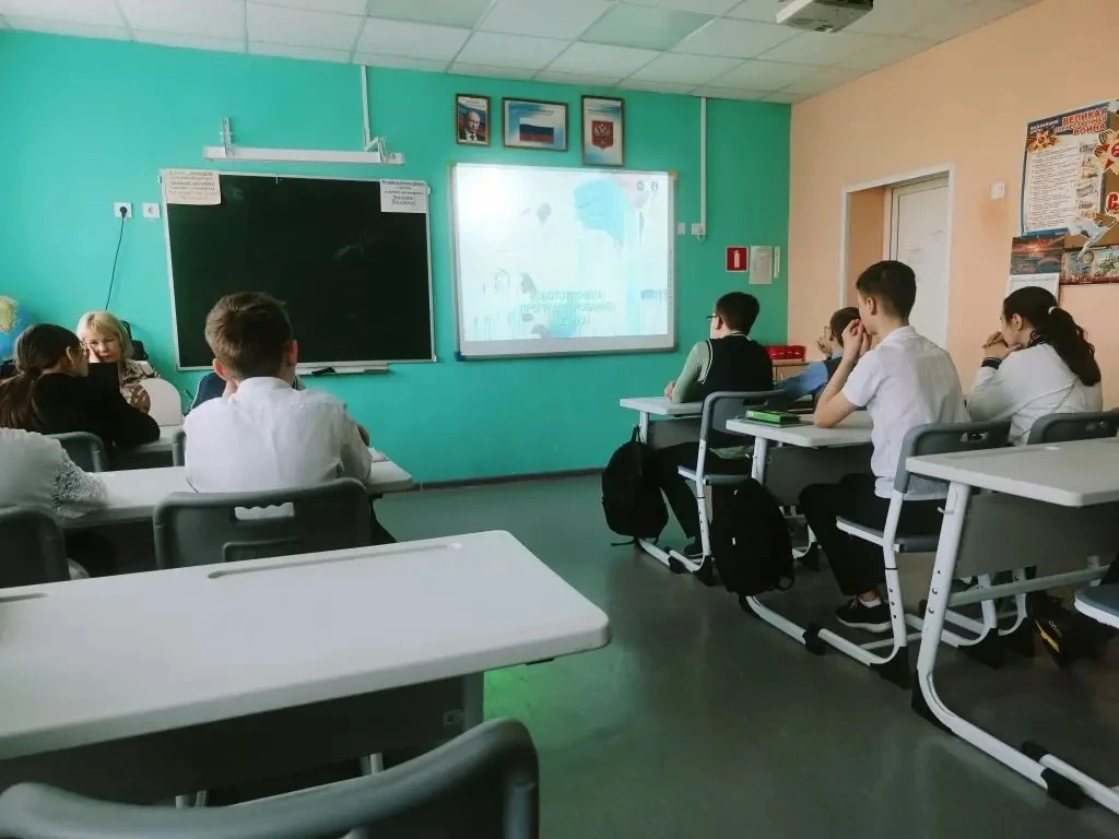 🛡 «Россия безопасная»: строим будущее оборонной отрасли!7 мая в нашей школе прошло зна...
