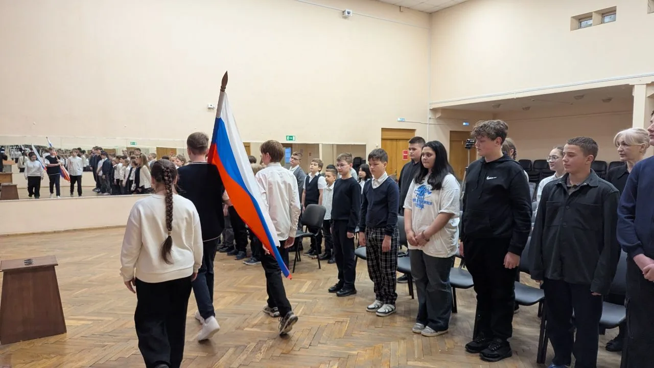 ПОДЪЕМ ФЛАГА   🇷🇺 Дан старт новой неделе! Традиция, с которой начинается каждая новая учебная неделя