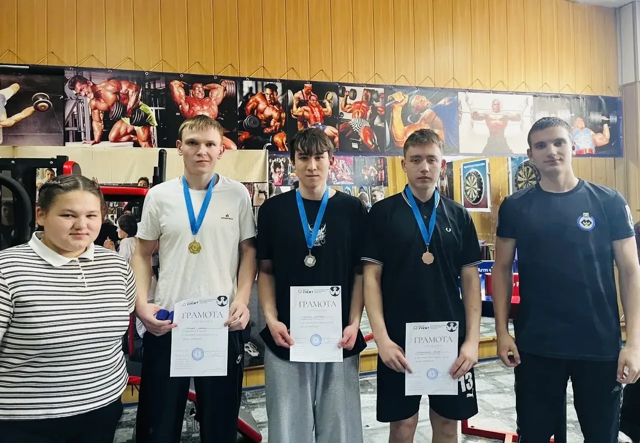 🔥💪 Турнир по армрестлингу в УУКЖТ — сила, воля и медали! 🏆🤜🤛  23 апреля состоялся турнир по армрестл