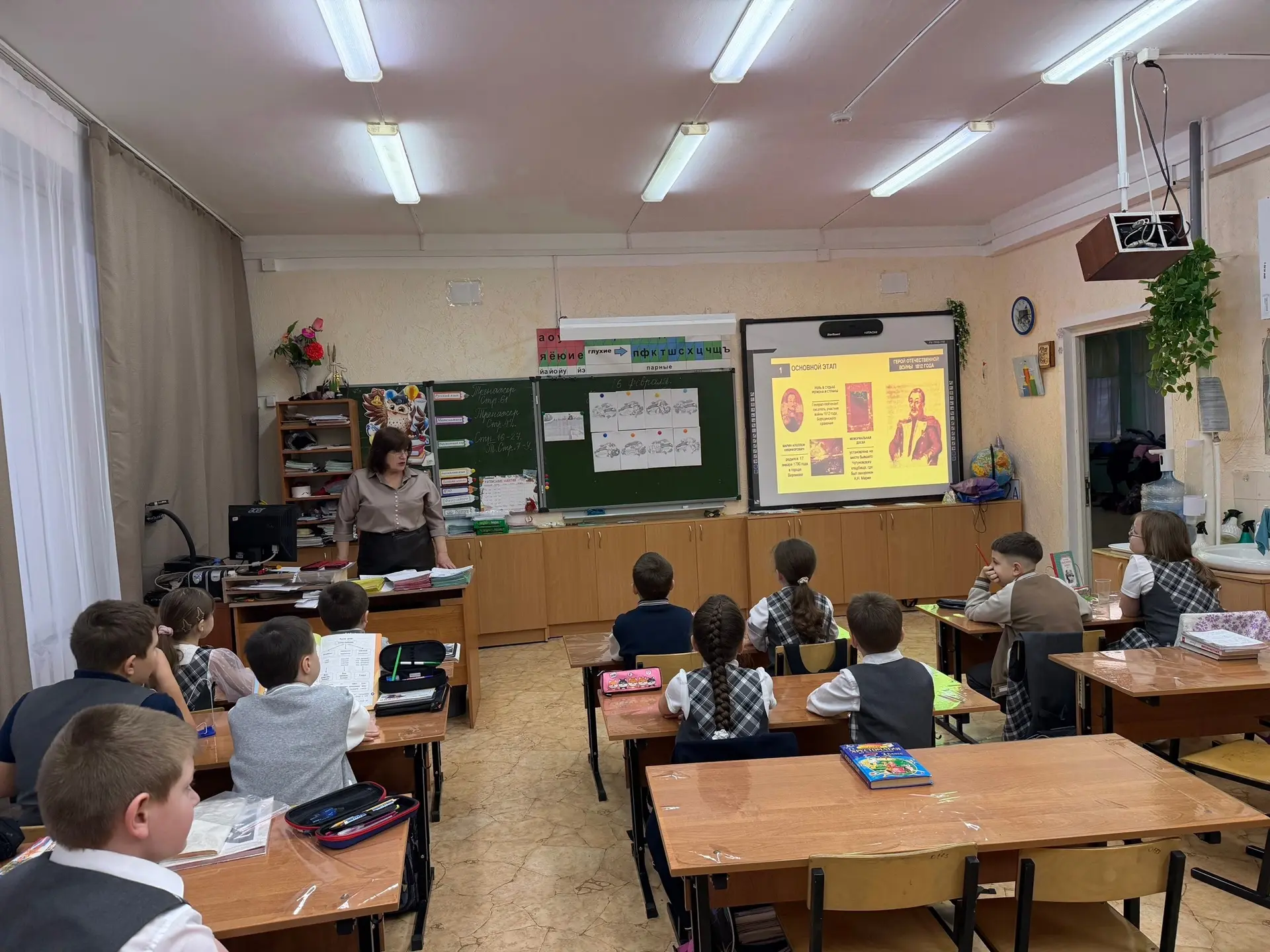 🇷🇺Традиционно утро понедельника началось с подъема Государственного флага Российской Федерации. Геро