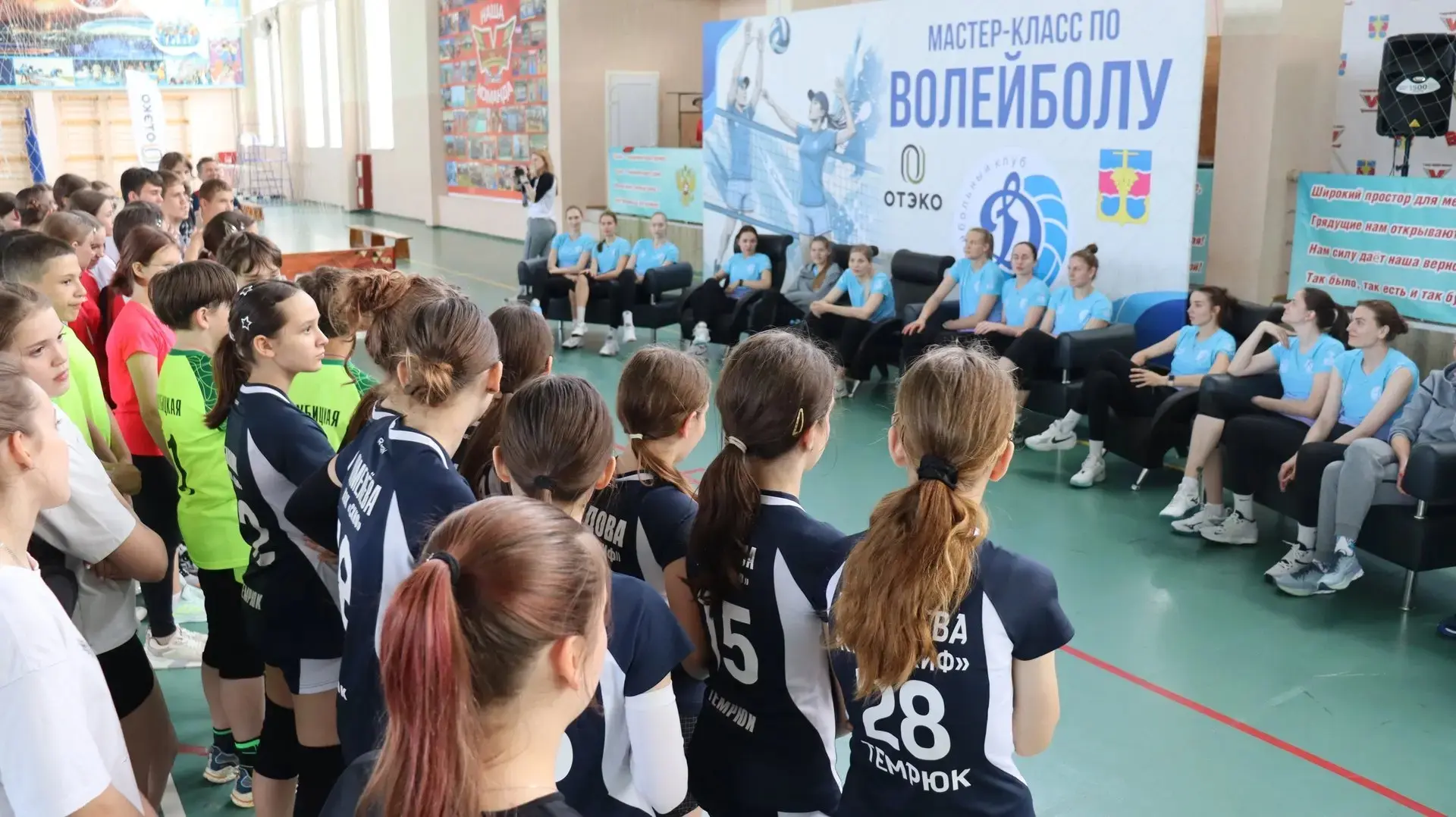 🏆 Сыграть на одной площадке с кумиром — мечта любого спортсмена, а для юных волейболистов Темрюкског