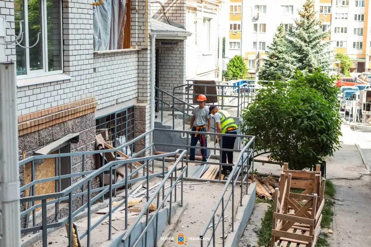 Глава города Чебоксары Станислав Трофимов субботнее утро традиционно начинал с объезда, проверив ход