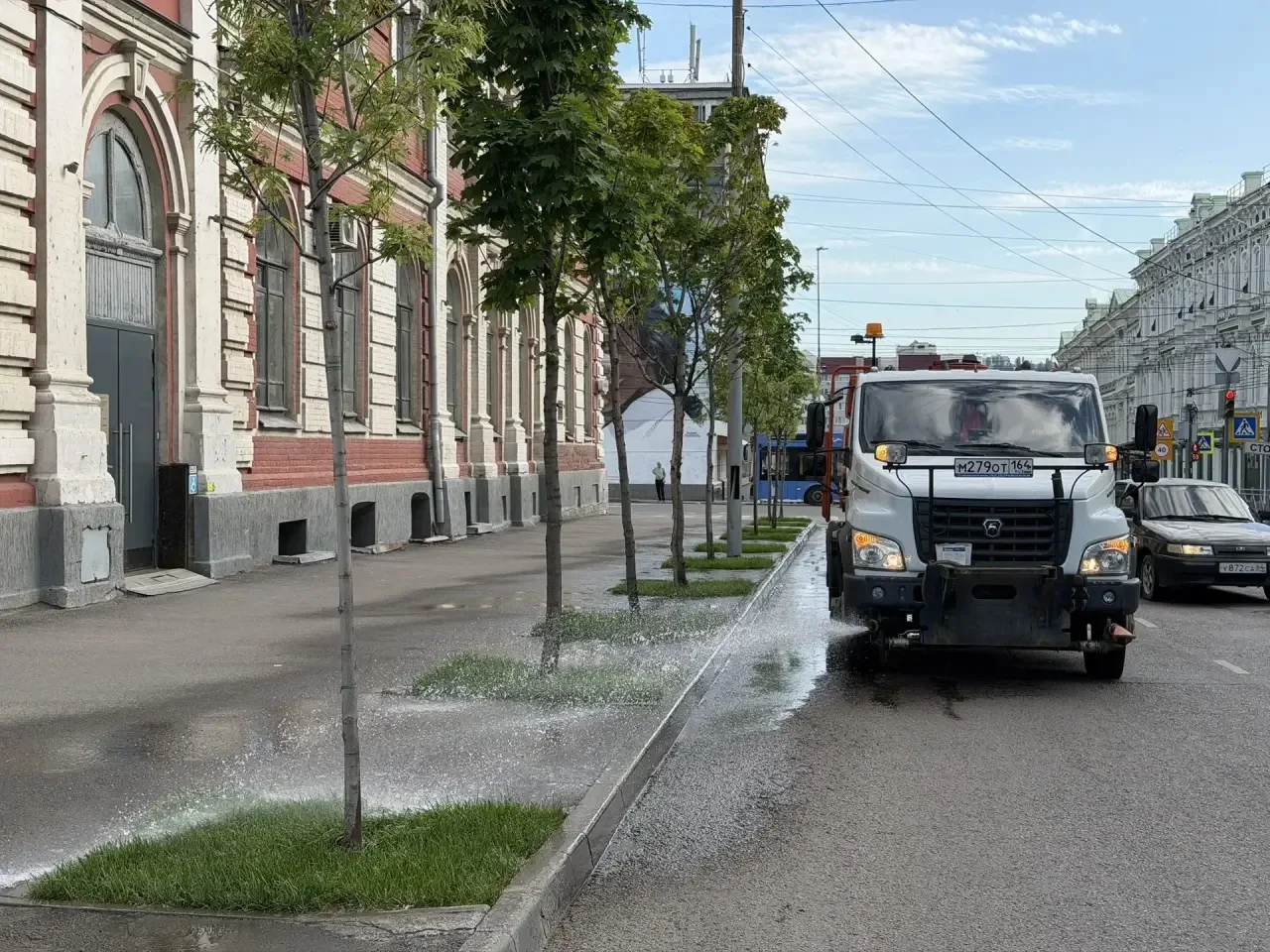 ➡️Продолжаем работы по благоустройству 

 🌱Сотрудники коммунальной службы продолжают содержание объ