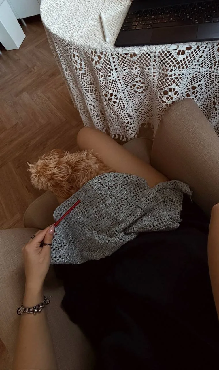 Эти вязаные узоры и орнаменты - манят так, что встаешь пораньше, чтобы до эфира закончи...