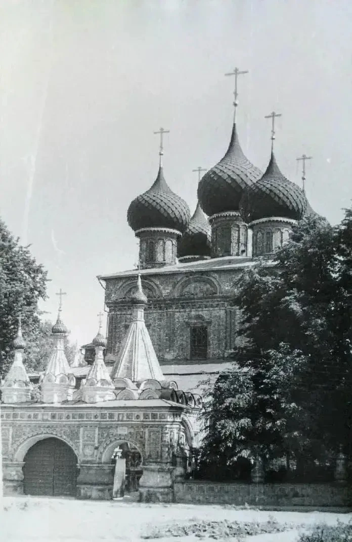 🌿Уникальное костромское узорочье: Церковь Воскресения на Дебре в 1970-х годах

В сети опубликовали 