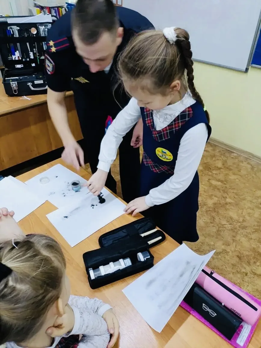 🔬Профориентационная работа в нашей школе 👨‍🔧  Профессия "Эксперт- криминалист"  Очень интересное, по