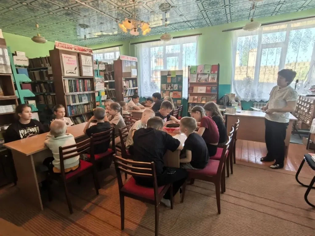 Дети из пришкольного лагеря провели насыщенный день русского языка в библиотеке. Они по...