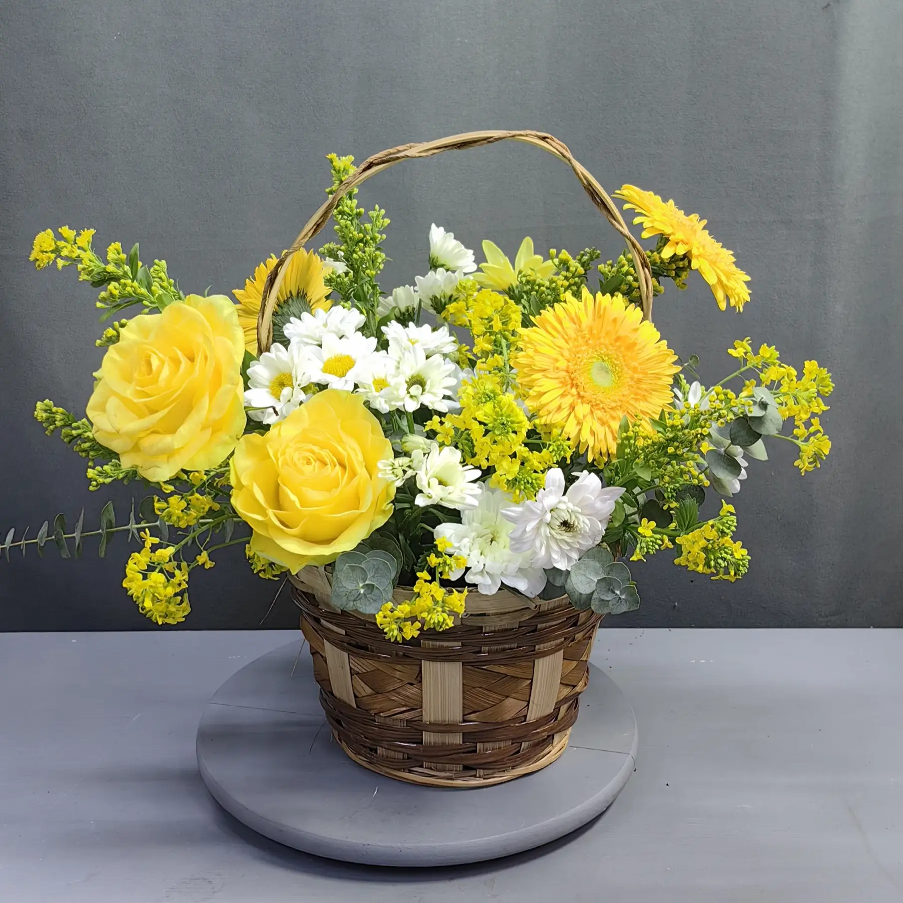 🌼 Кусочек солнца в одной корзине!Яркие жёлтые розы, пышные герберы и нежные белые рома...
