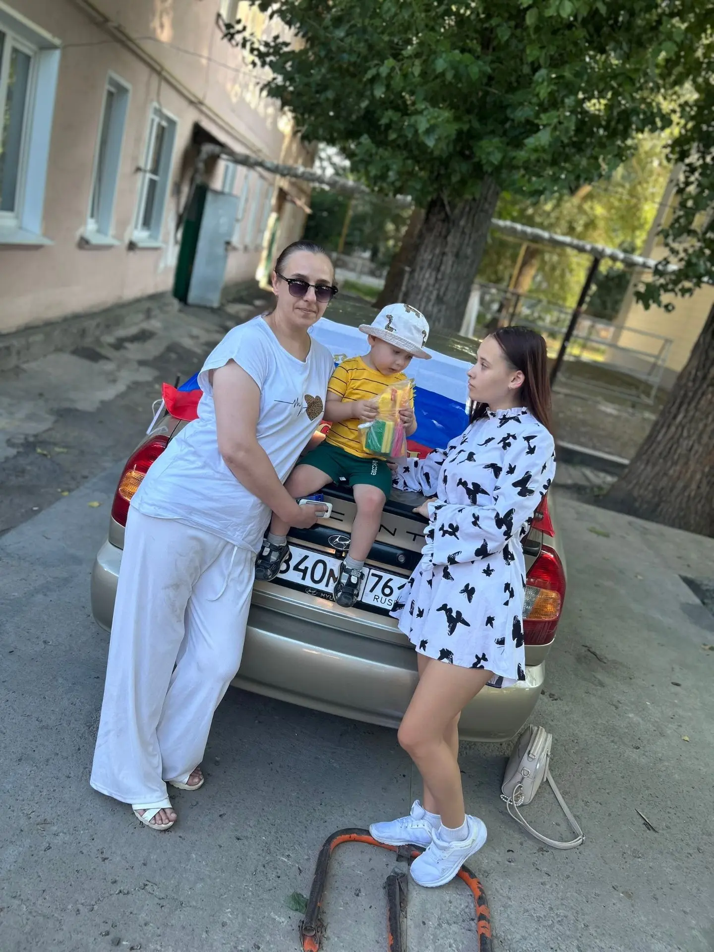 Семья Балахниных приняла участие в фотоконкурсе "БЕЛЫЙ, СИНИЙ, КРАСНЫЙ  - САМЫЙ КРАСИВЫ...