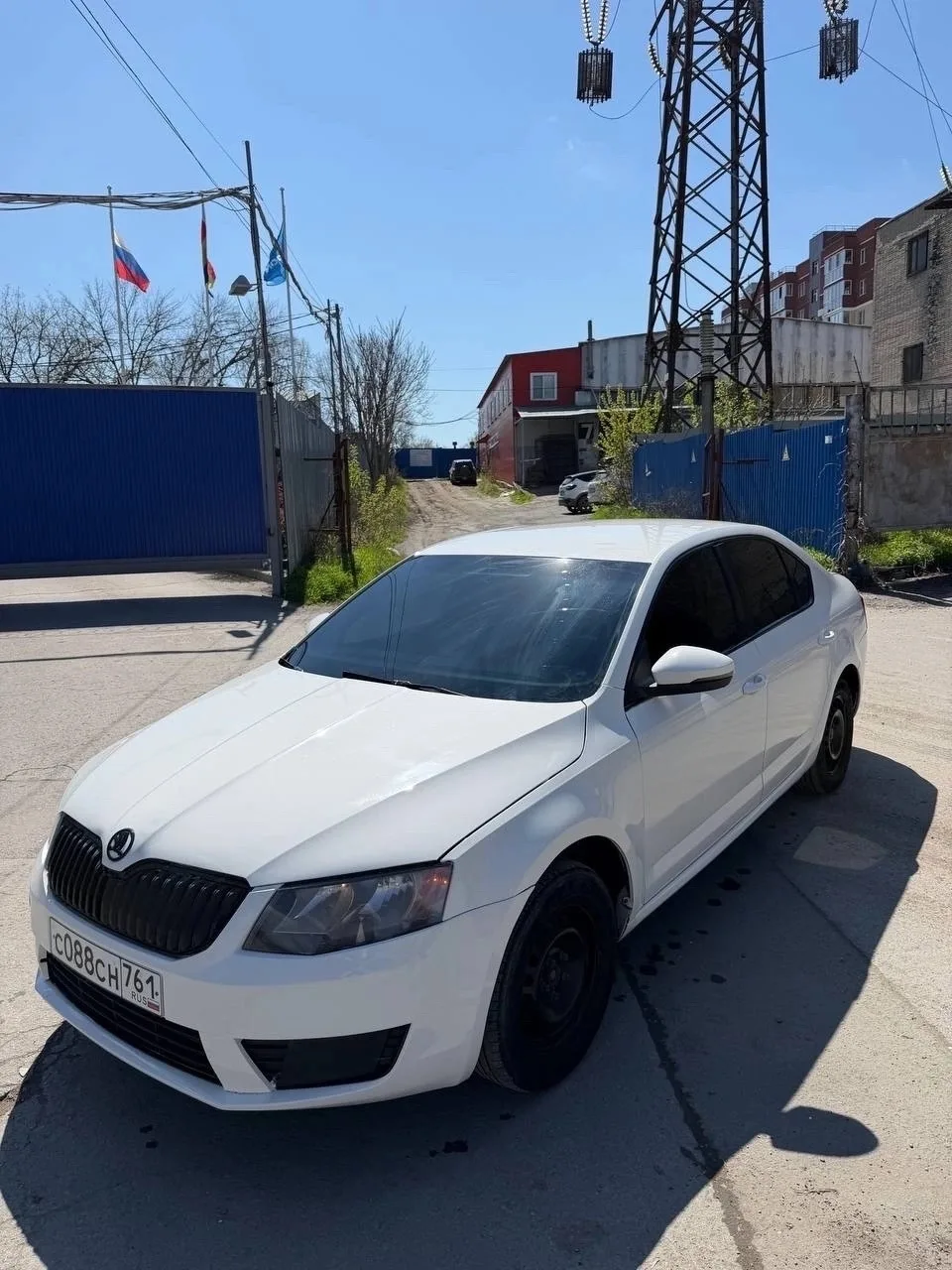 Продам Шкода Октавия A7 2015 года 
Цена 580тыс руб 
1,6 бензин , коробка механика 
Документы чистые 