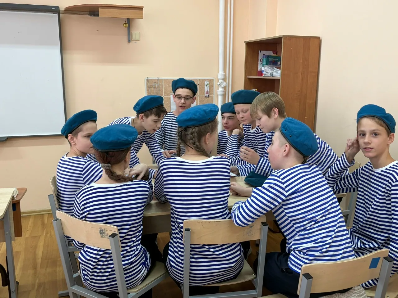 ВОЕННО-ПАТРИОТИЧЕСКАЯ ИГРА "ЗАРНИЦА 2.0". 6 классы Школьный этап  Эстафету 3-их классов подхватили 6