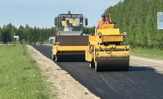 📍По ул. Объздной в с. Мишкино приступили к восстановлению изношенного слоя покрытия. В...