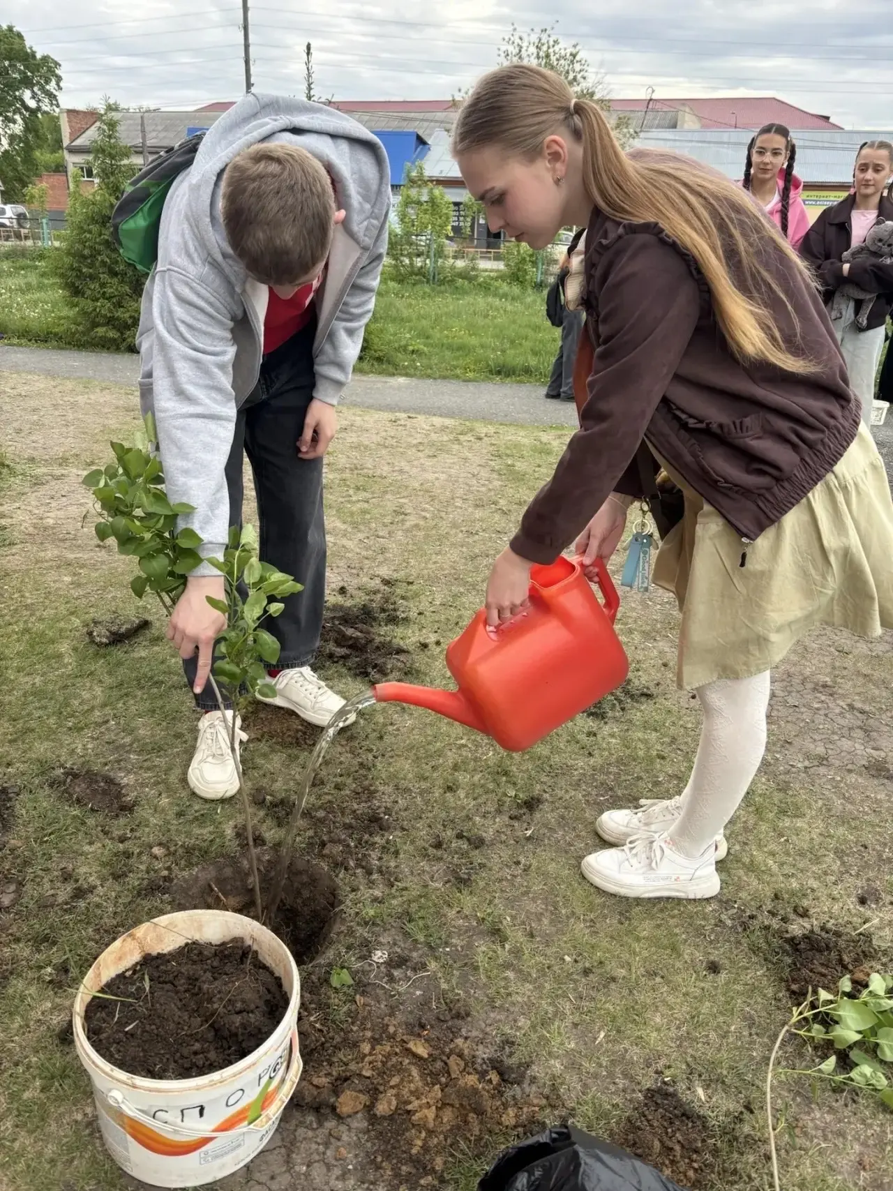 Сад памяти: наш вклад в историю 🌳 Обучающиеся выпускных классов МАОУ Тугулымская СОШ вместе с педаго