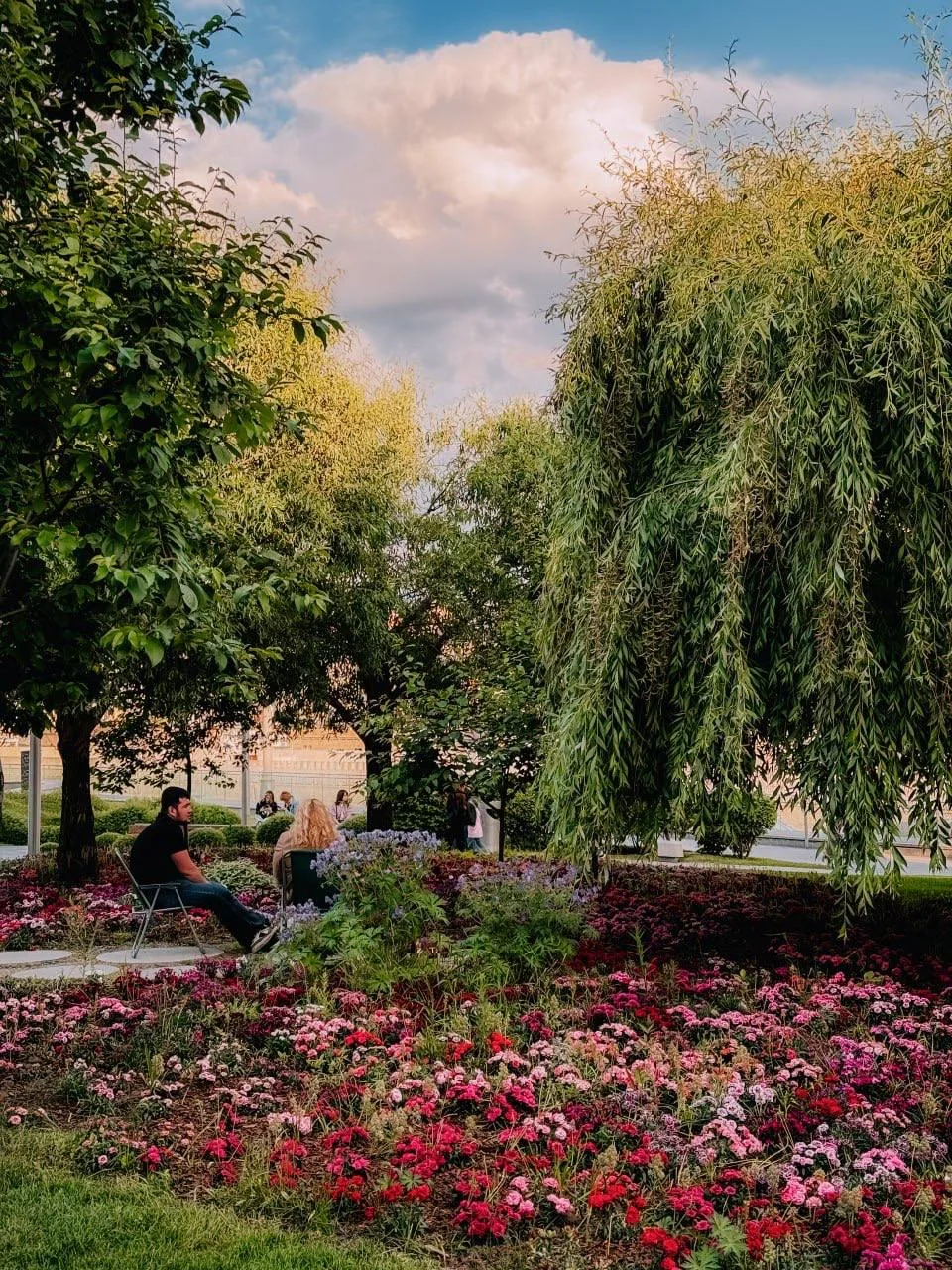 Лето в Зарядье ☀️

Если вы ждали знака, чтобы встать и пойти гулять по летней Москве — это он!