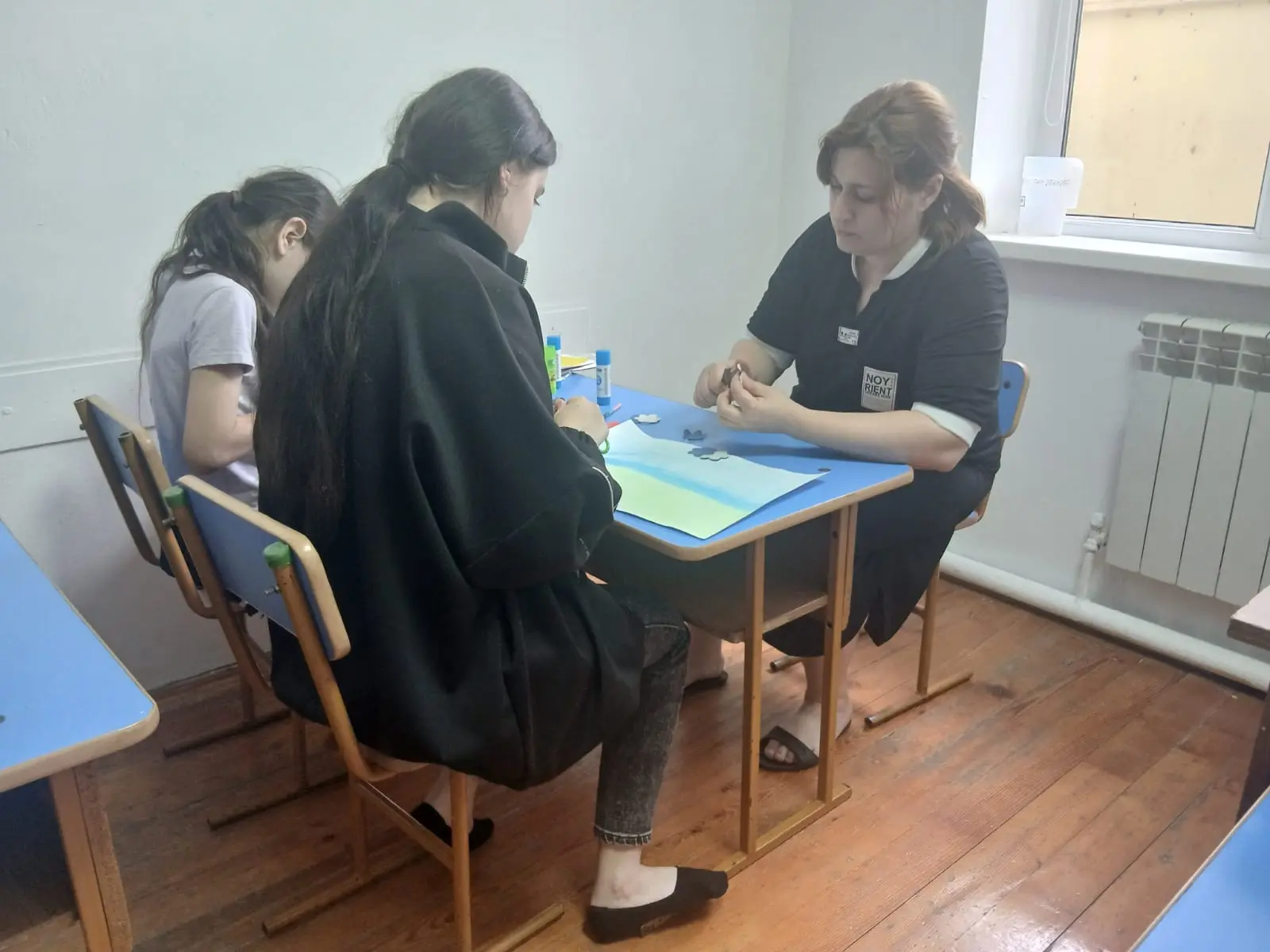 👩‍🏫Воспитатель Балилова М.И. провела индивидуальное занятие по аппликации с детьми Ахмедовой Джами