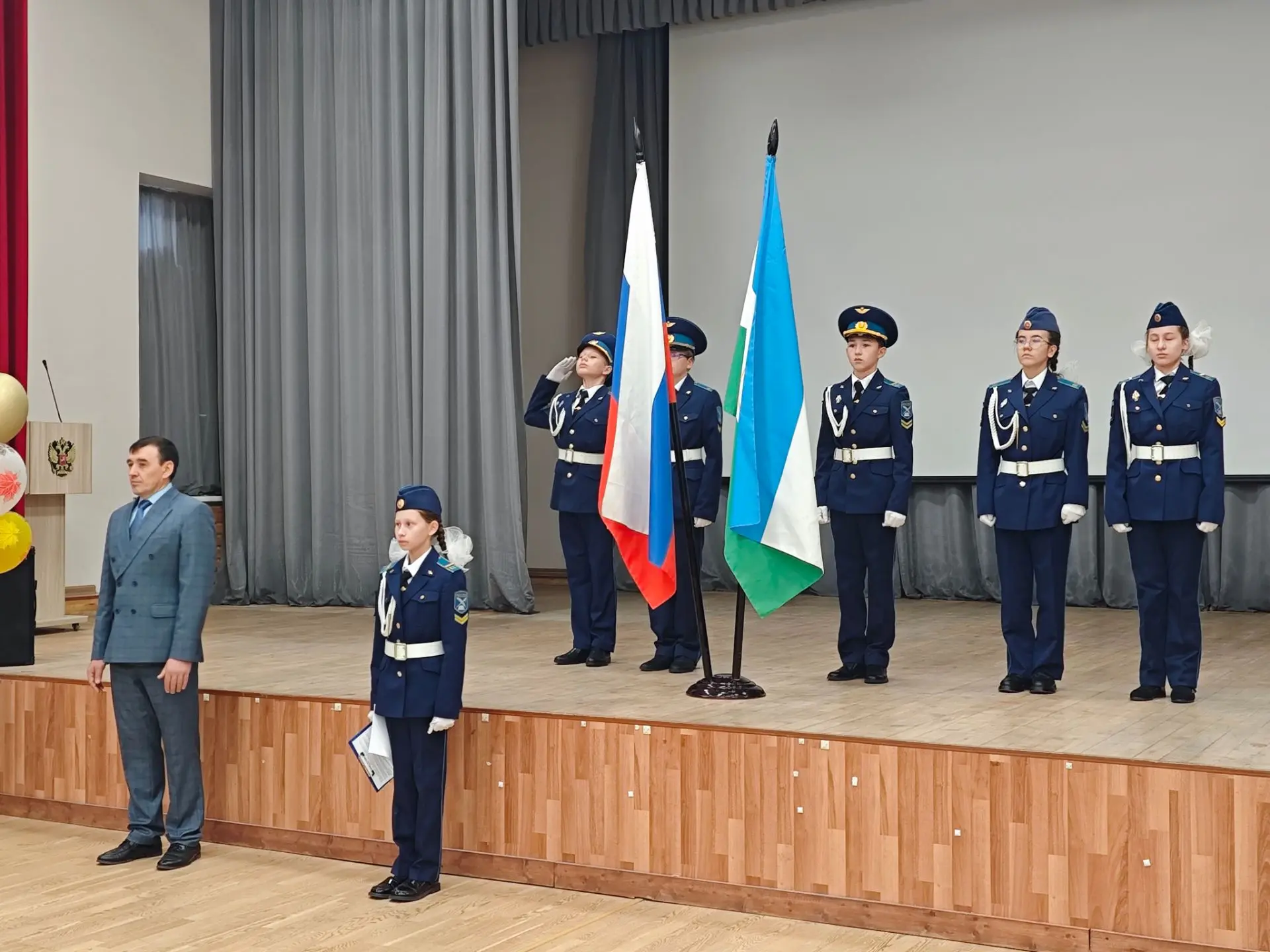 Новая учебная неделя в нашем лицее традиционно началась с торжественной общешкольной ли...