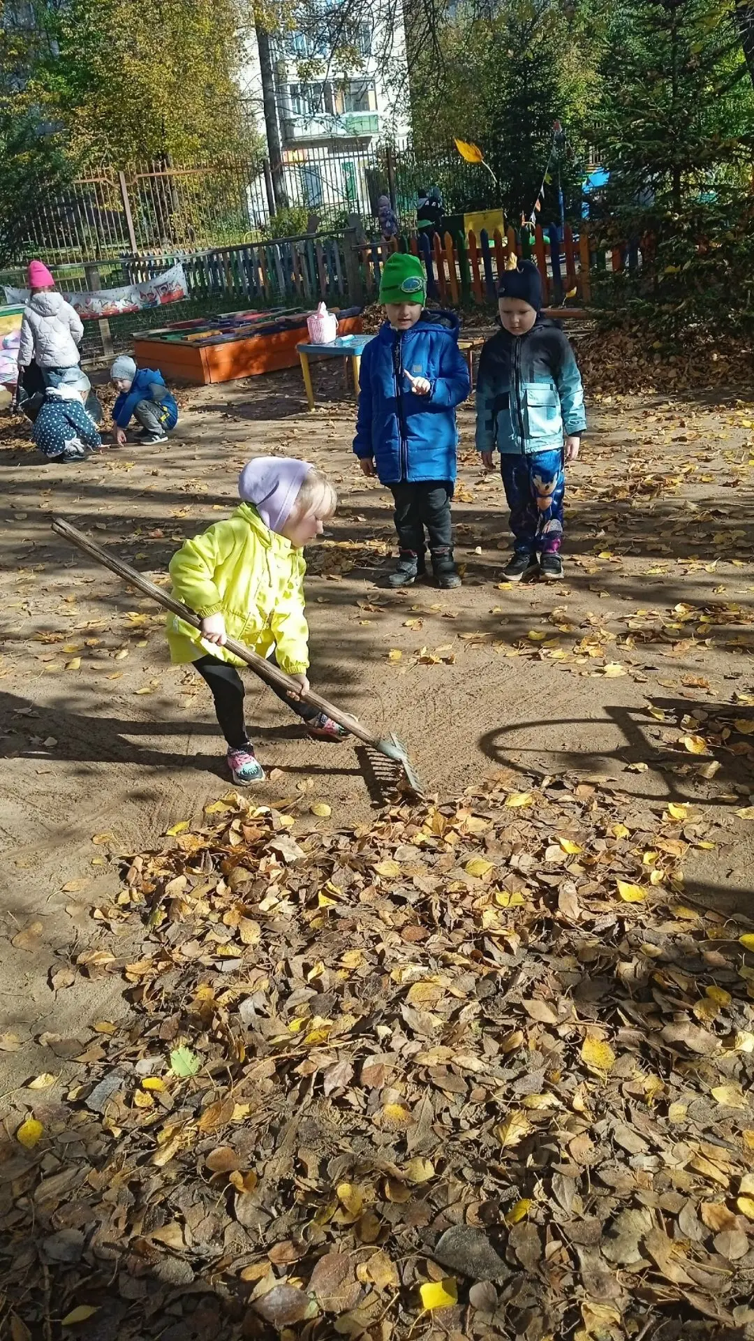 🍂 Труд осенью — это не скучно, а очень даже весело!