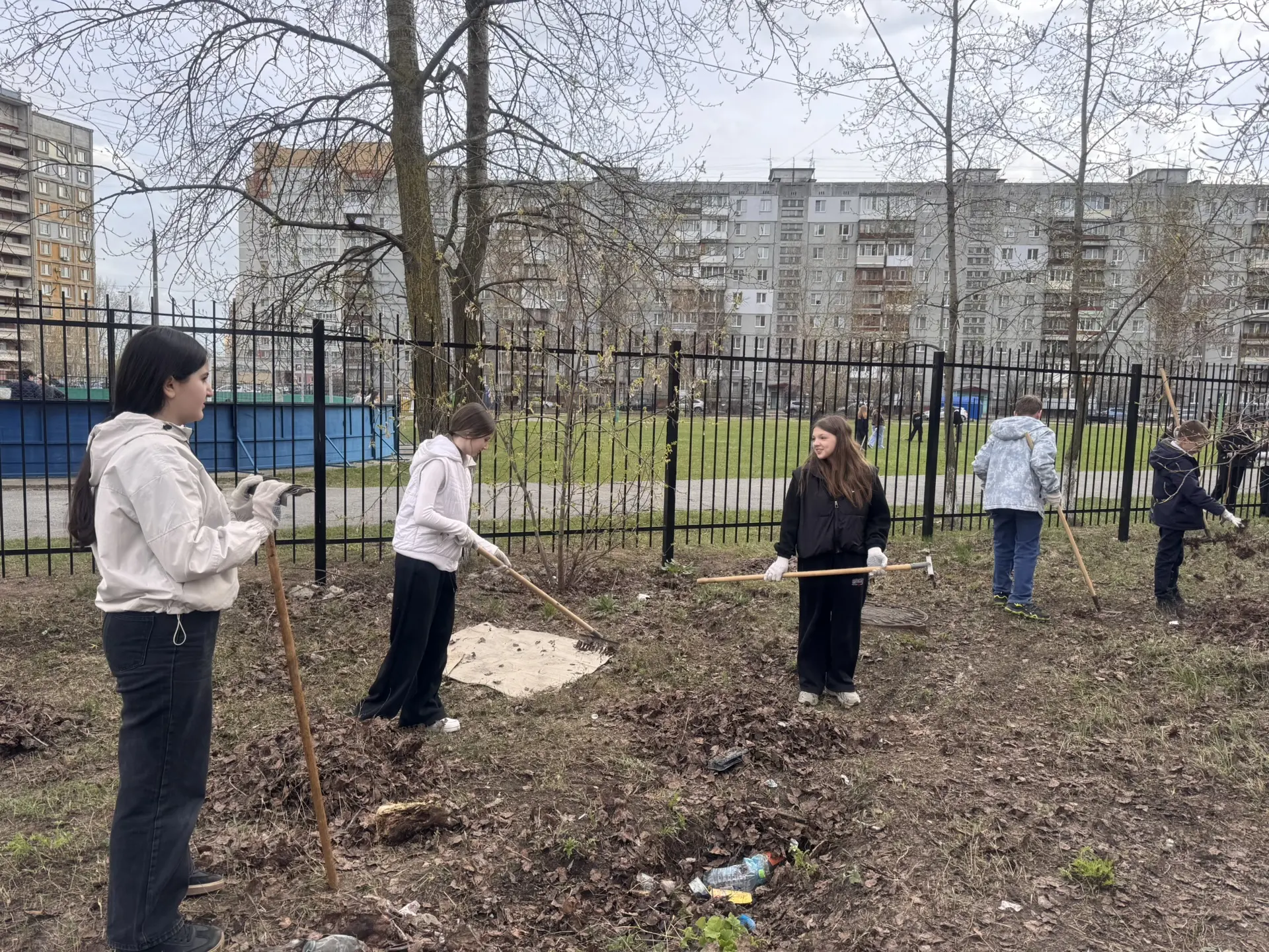 🍂 Субботник в рамках месячника по благоустройству  Наши ребята и учителя — большие молодцы. А вот ка