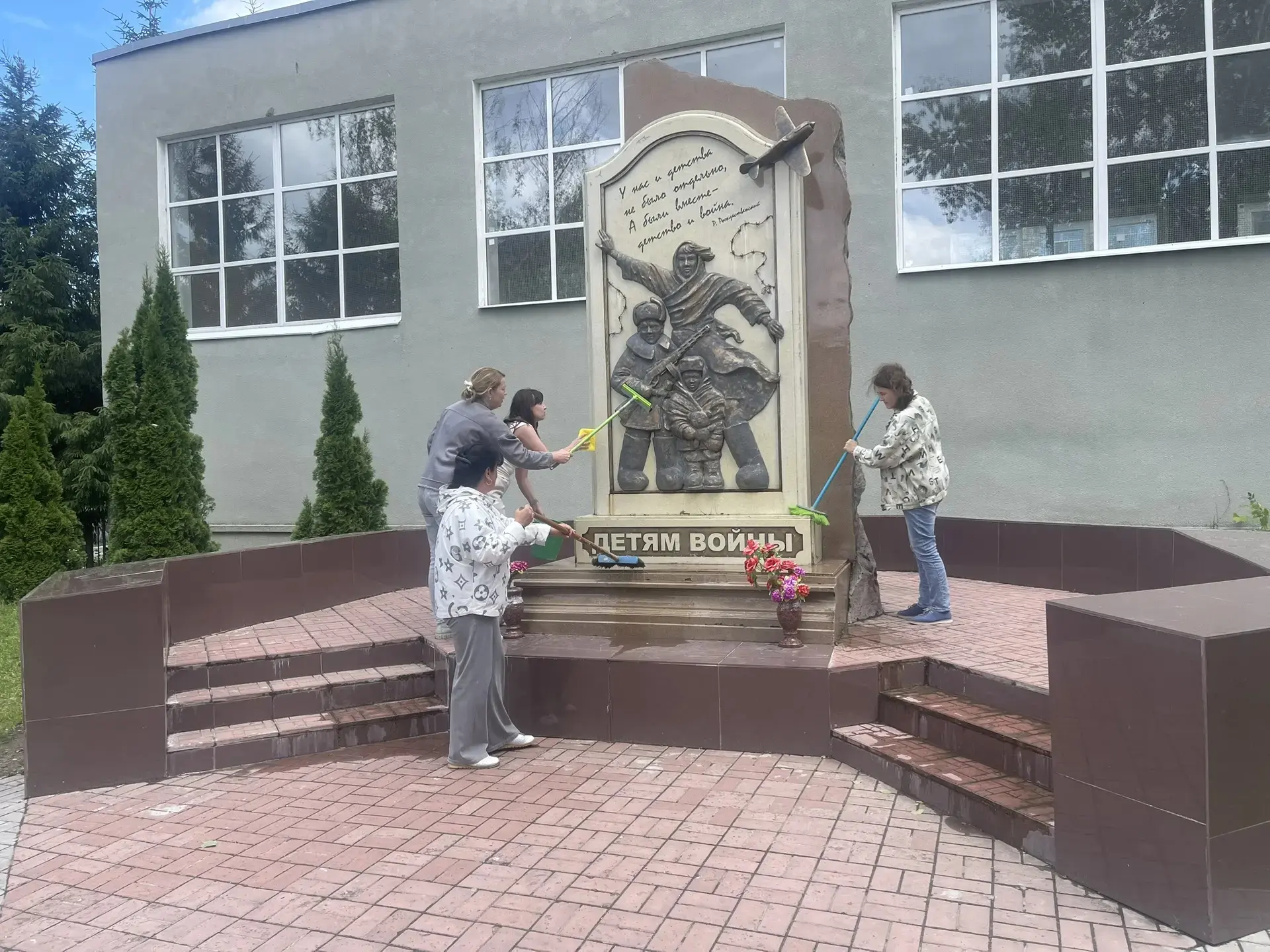 В преддверии Дня памяти и скорби сотрудники Центра творчества привели в порядок территорию у мемориа