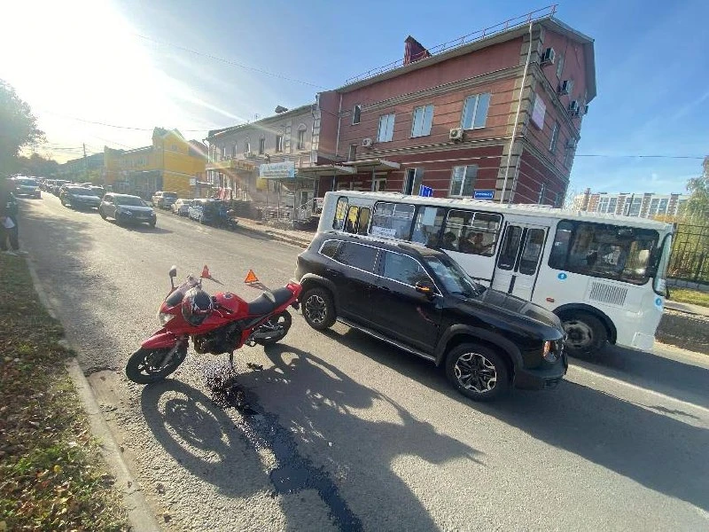 В Калуге мотоциклист врезался в Хавал. Авария произошла в районе перекрестка улицы Туль...