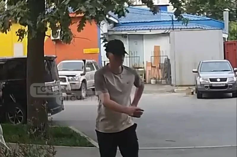 ❗ Парень в Южно-Сахалинске пнул автомобиль, оставив на кузове вмятину — всё попало на к...