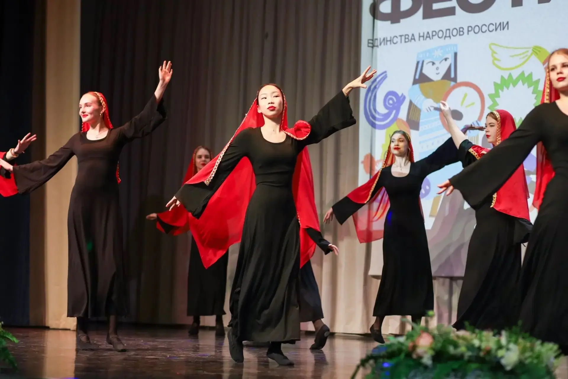 🎉Фестиваль «Единство народов России» — прошёл на ура!  Невероятную атмосферу создали яркие костюмы у