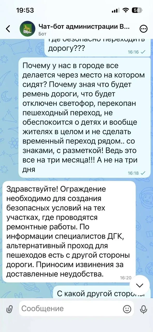 Большие сложности для пешеходов на Пушкинской во Владивостоке: школу и дома отрезали и перехода нет.
