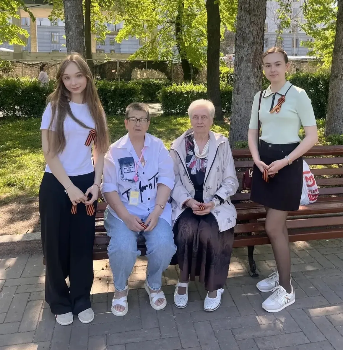 📣Сегодня учащиеся 11"Б" класса приняли участие в важной патриотической акции" Георгиевская ленточка 