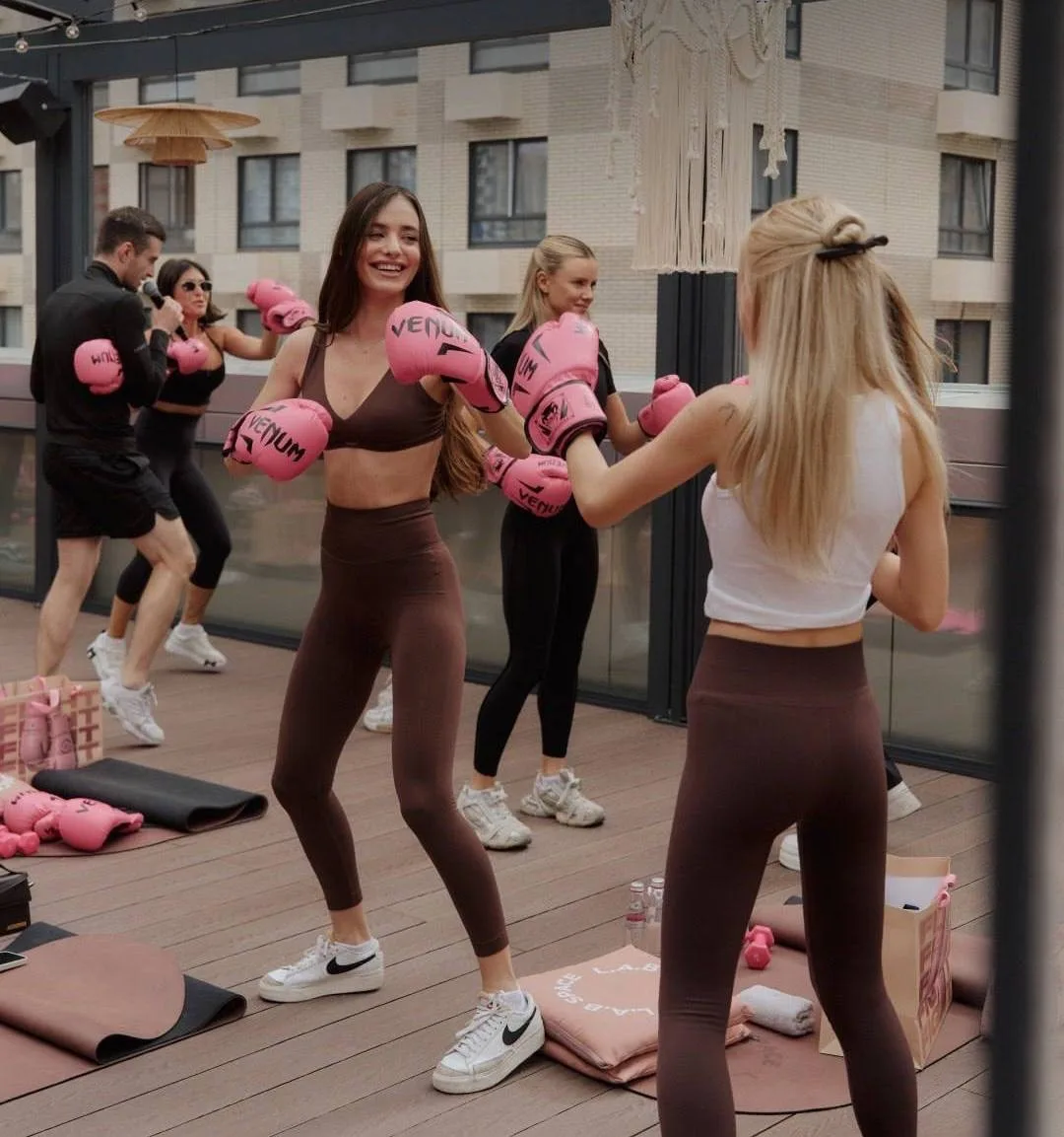 Ой, у москвичек очередное нишевое увлечение — бокс с кальяном💁‍♀️