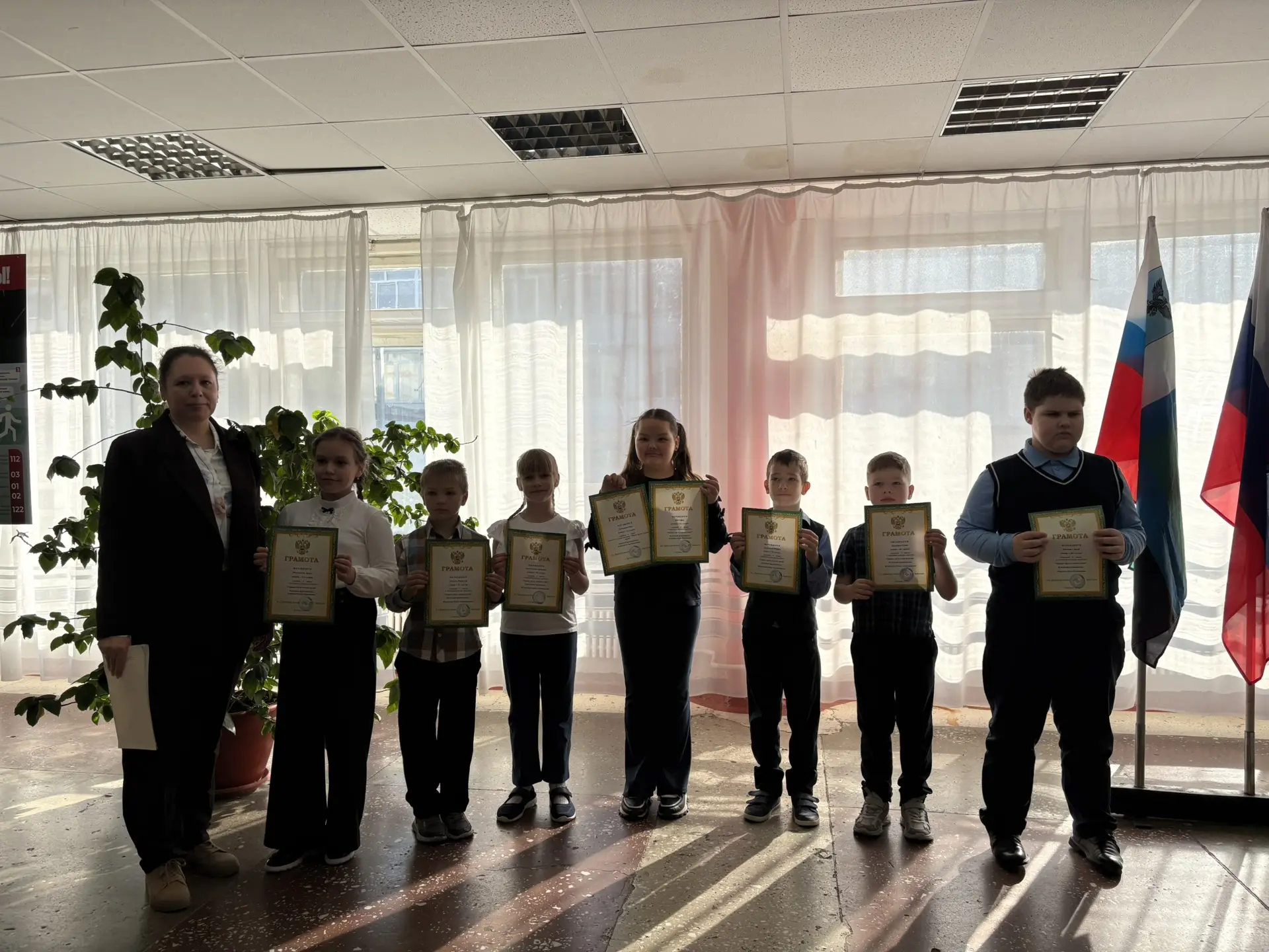 В понедельник, традиционно прошёл торжественный подъём флага. Этот день был посвящён теме космоса и 