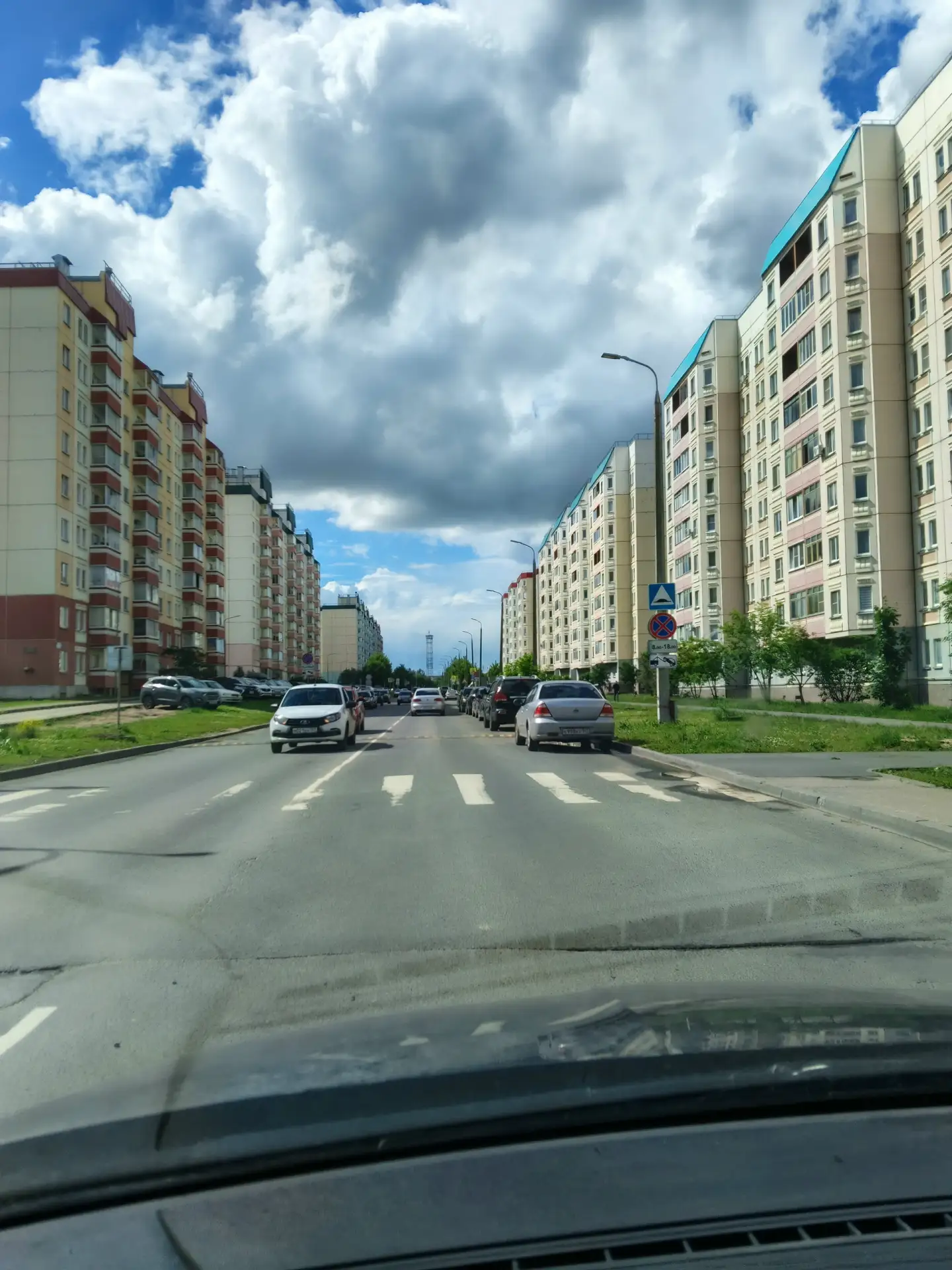 Зачем на Шестака знаки висят? Круглосуточно заставлено машинами.