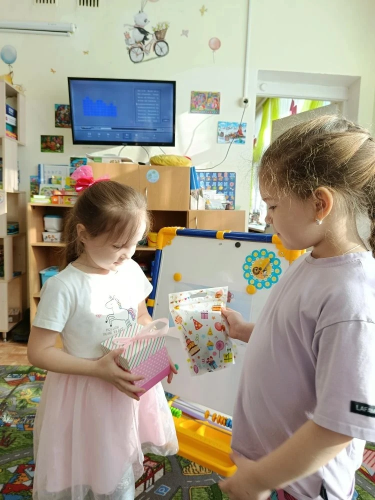 В старшей группе нашего детского сада состоялся замечательный праздник — «День подарков...